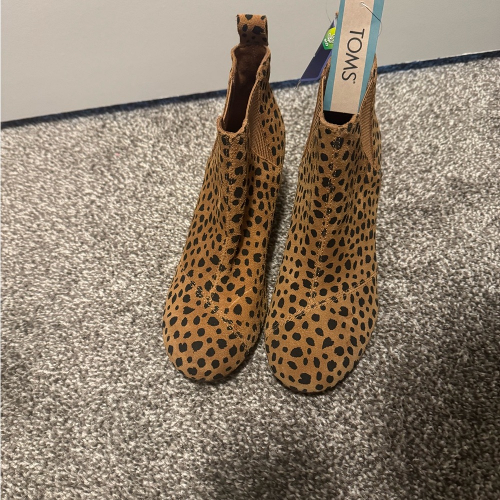 Toms Brown and Black Ankle Boots with Chelsea Style